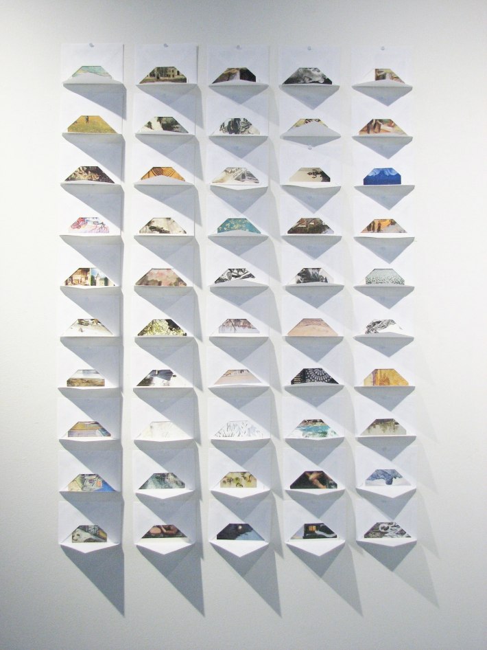 Her er jeg_2014_100x150_konvolutter postkort tegnestifter